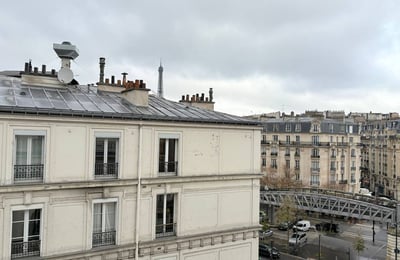 Rent of a 2-room apartment with a balcony and tower view, 48 m², Paris, France